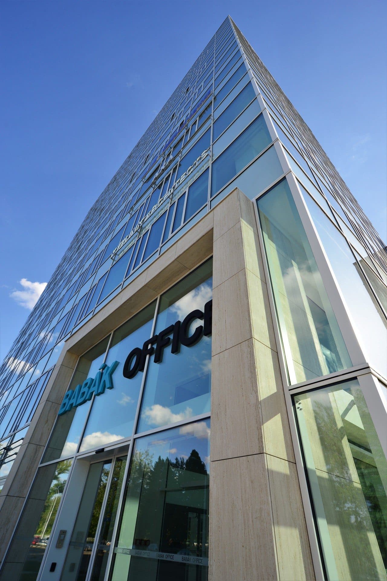 Vchod do areálu Babák office